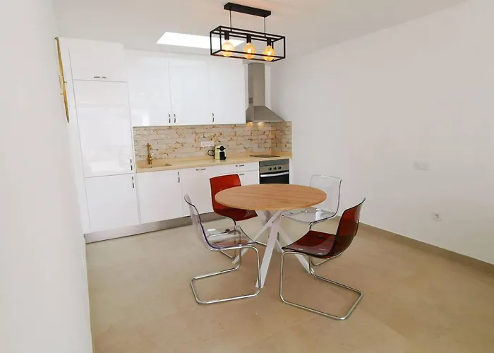 Stylish 2 Bedroom Bungalow By Pride Holiday Rentals